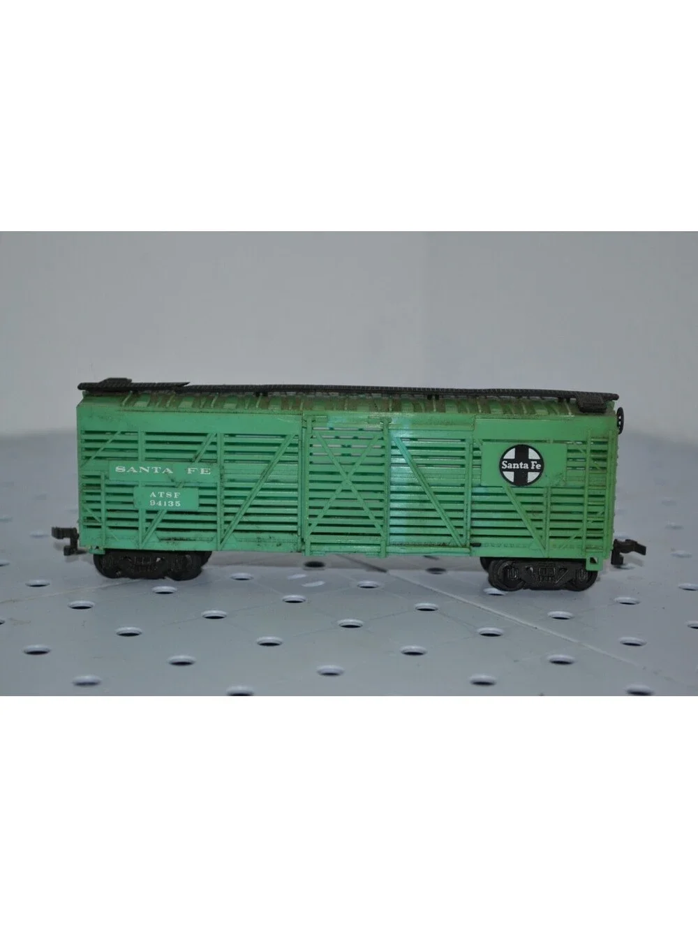 HO Train Lot of 2 Tyco Swift Refrigerator Car & Bachmann Santa Fe Wood Stock Car